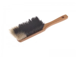 LESSMANN Handfeger mit Holzkörper lackiert 6-Reihig ROS Rosshaar
Länge 300 mm/Breite 43 mm/ Besatz 165 mm/Höhe 50 mm