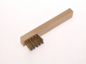 LESSMANN Zündkerzenbürsten mit Holzkörper 2x5-Reihig MES Messingdraht gewellt 0,15
Länge 100 mm/Breite 15 mm/Besatz 25 mm/ Höhe 15 mm