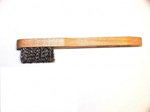 LESSMANN Zündkerzenbürsten mit Holzkörper 3x5/6-Reihig STA Stahldraht gewellt 0,15
Länge 150 mm/Breite 15 mm/Besatz 40 mm/ Höhe 15 mm